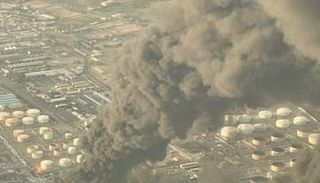 أعمدة الدخان تتصاعد من 