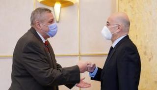 وزير الخارجية اليوناني في لقاء سابق بالمبعوث الأممي إلى ليبيا