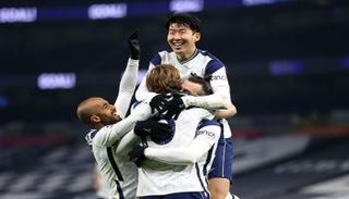 لوكاس مورا مع نجوم توتنهام 