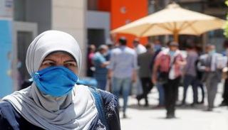 مصريون أمام أحد البنوك - أرشيفية