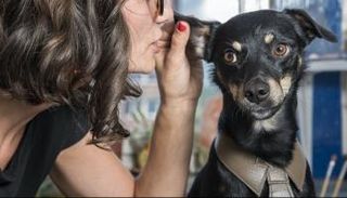 امرأة تهمس في أذن كلب