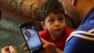 عبدالله بشيتي يطالع صورته عندما كان مريضاً