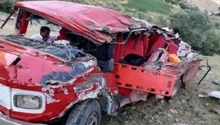 الحافلة التي كانت تحمل متسلقي الجبال بعد تحطمها