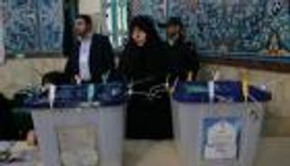 مناورة انتخابية.. إيران تفرج عن رجل دين سني بارز 