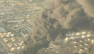 أعمدة الدخان تتصاعد من حريق المصفاة