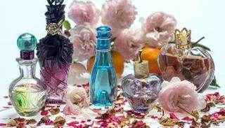 حيل تجعل رائحة العطر تدوم طويلا في الصيف