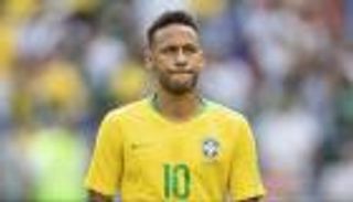 بالفيديو.. جماهير البرازيل تحرج نيمار وتسرق حذاءه