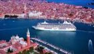 سفينة سياحية تعكر صفو ليالي فينيسيا.. المدينة التاريخية تتألم