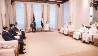 الشيخ محمد بن زايد آل نهيان خلال استقبال الوفد الليبي برئاسة المنفي