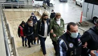 الطالبات التركيات أثناء عملية الاعتقال