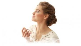 رائحة العطر تدوم طويلا في الصيف بـ6 حيل
