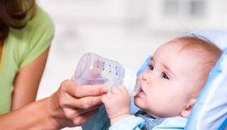  لا يجوز تقديم الماء للطفل حديث الولادة حتى الشهر السادس من عمره