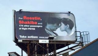 صورة علقها حقوقيون في شوارع كندا لضحايا الطائرة الأوكرانية