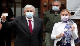  الرئيس المكسيكي أندريس أوبرادور وزوجته