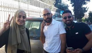 منى ومحمد يتوسطهما المحامي