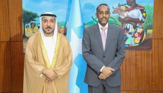 من اليمين: محمد حسين روبلي والسفير محمد أحمد العثمان