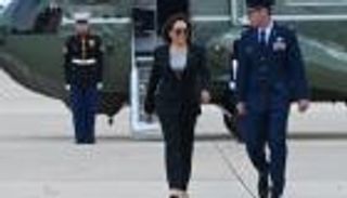 أول رحلة خارجية لنائبة بايدن تتعطل.. صلاة ثم هبوط