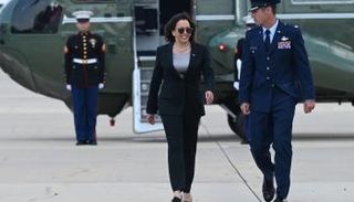  كامالا هاريس خلال نزولها من الطائرة