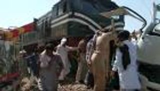 30 قتيلا في تصادم قطارين بباكستان