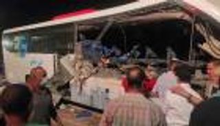 صور.. مصرع 5 وإصابة 23 بحادث سير مروّع في مصر