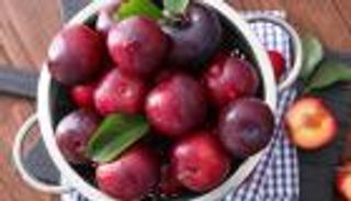 فوائد البرقوق الأحمر والأسود لصحة الجسم