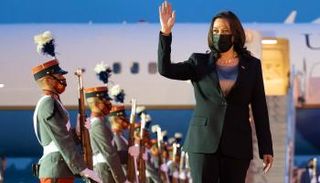 كامالا هاريس لحظة وصولها جواتيملا (الفرنسية)