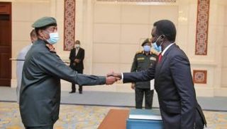 البرهان ومناوي بعد أداء اليمين الدستورية