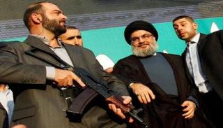 حسن نصرالله وسط حراسه الشخصيين