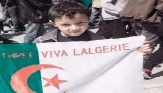 الطفل الراحل محمد حاملا علم بلاده الجزائر - أرشيفية