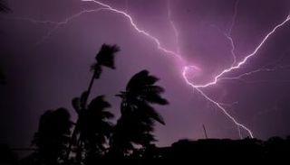 البرق يودى بحياة 27 شخصا بشرق الهند