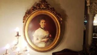 إحدى لوحات الشقة