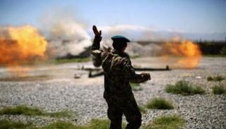 جندي أفغاني قرب آثار تفجير - أرشيفية