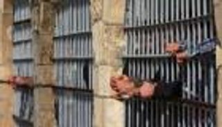 "مقتل" معتقل إيراني بالسجن.. اتهامات تطول أبرز مرشح رئاسي