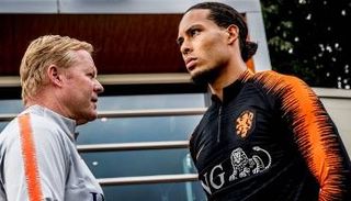 فيرجيل فان ديك قائد منتخب هولندا ورونالد كومان مدربه السابق