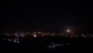 الدفاعات الجوية السورية تتصدى لغارة سابقة - أرشيفية