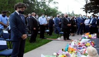 رئيس وزراء كندا خلال مشاركته في الوقفة الاحتجاجية- رويترز