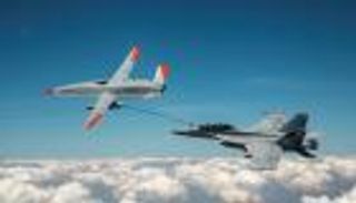 للمرة الأولى.. "درونز" تزود مقاتلة أمريكية بالوقود في الجو