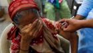 دراسة: كبار السن يتفاعلون بشكل أضعف مع لقاح كورونا