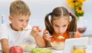 هذا ما يفعله تناول الطعام أمام التلفزيون بالأطفال