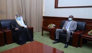 جانب من لقاء الدكتور الهادي إدريس والسفير علي بن حسن جعفر