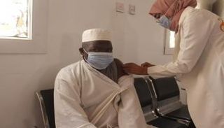 مواطن يتلقى جرعة من لقاح كورونا بأحد مستشفيات ليبيا