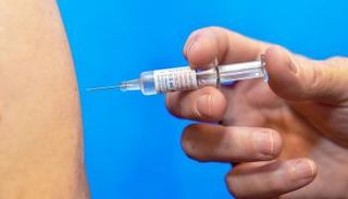 شخص يحصل على لقاح كورونا