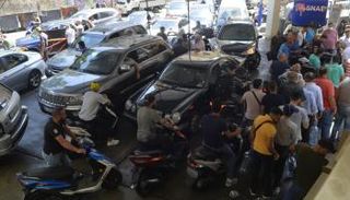 زحام أمام محطات البنزين في لبنان