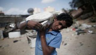 أحد الأطفال اضطر للعمل في حمل الأحجار- أرشيفية