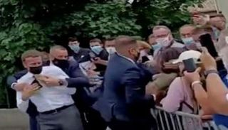ماكرون بعد تعرضه لصفعة من قبل أحد الأشخاص