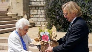 الملكة إليزابيث تتلقى زهرة تحمل اسم زوجها الراحل