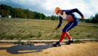 عداء يتحدى الجبل بالجري إلى الخلف