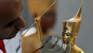 يضع اللمسات الأخيرة على إحدى القطع