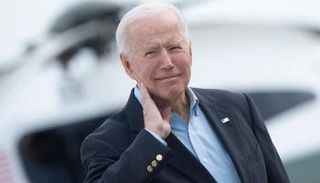 بايدن يلتقط حشرة على رقبته 