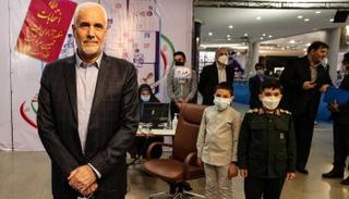 محسن مهر علي زاده مع أحفاده بعد إيداع ملف ترشحه- الفرنسية